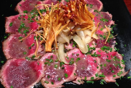 Tataky de lomo de buey con enoquis, as served as part of the menú degustación at Goliard, Barcelona.