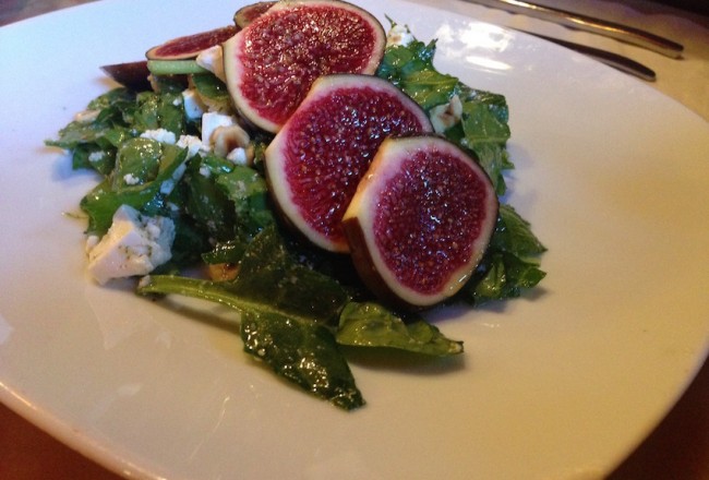 Salad with figs, feta cheese and a mint vinagrette