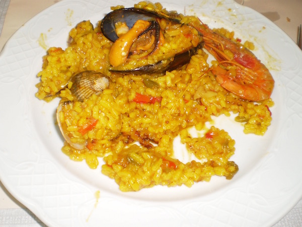Paella served as a first-course as part of a menú del día.