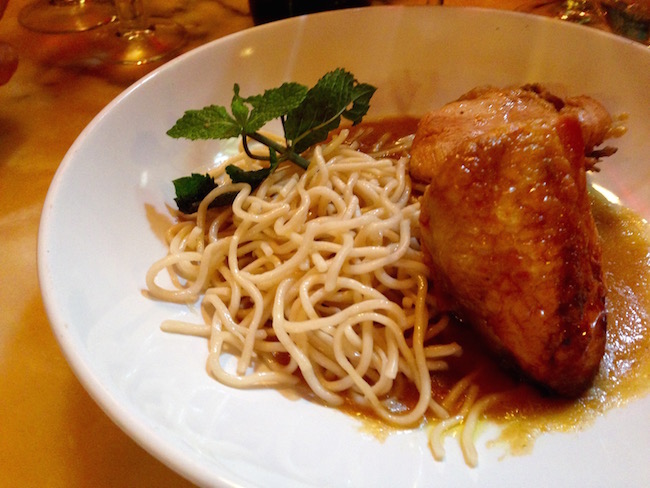 Pollo i espagueti amb salsa i menta — Chicken and spaghetti, sauce and mint as served at La Singular