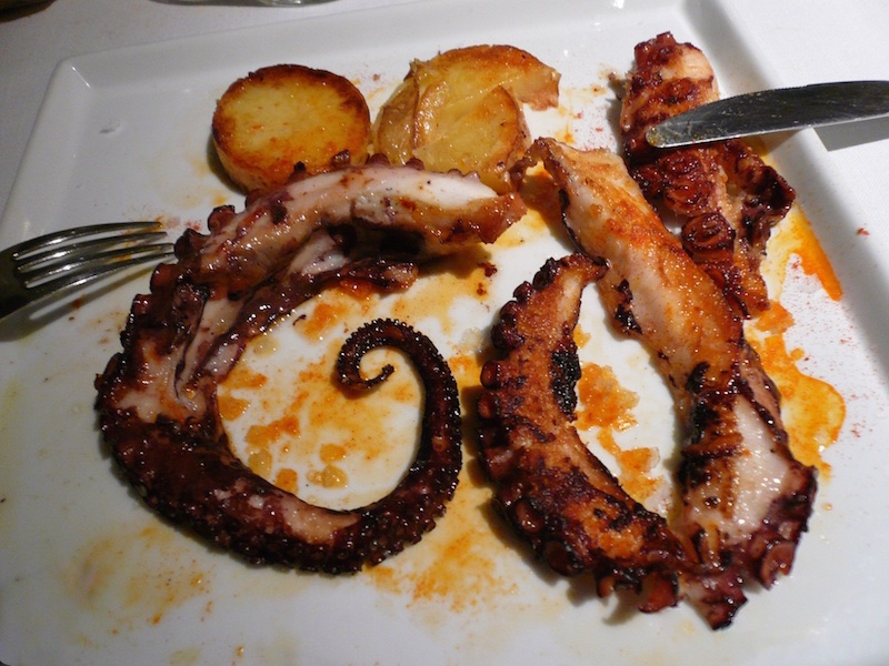 Pulpo a la brasa. Octopus
