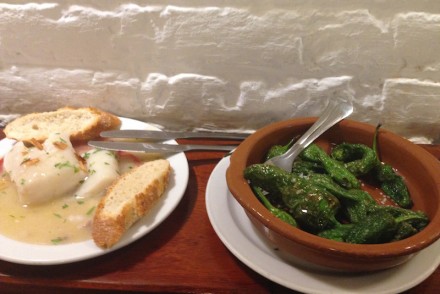 Bacalao al pil pil con pebrots de Padrón by Bil Sinclair