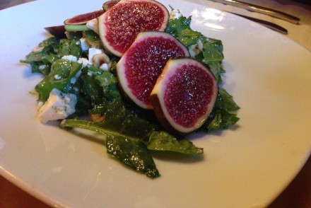 Salad with figs, feta cheese and a mint vinagrette